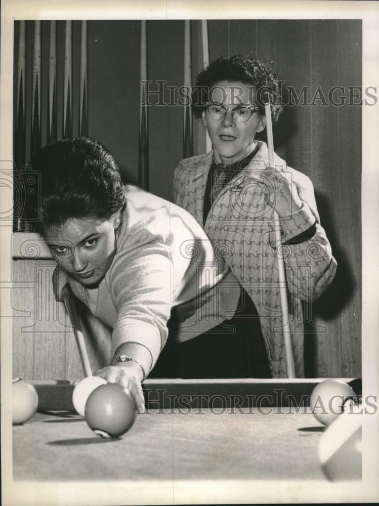 1962 Press Photo Billiard fan Jan Doyle lines up shot as Ora Snively watches