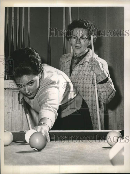 1962 Press Photo Billiard fan Jan Doyle lines up shot as Ora Snively watches