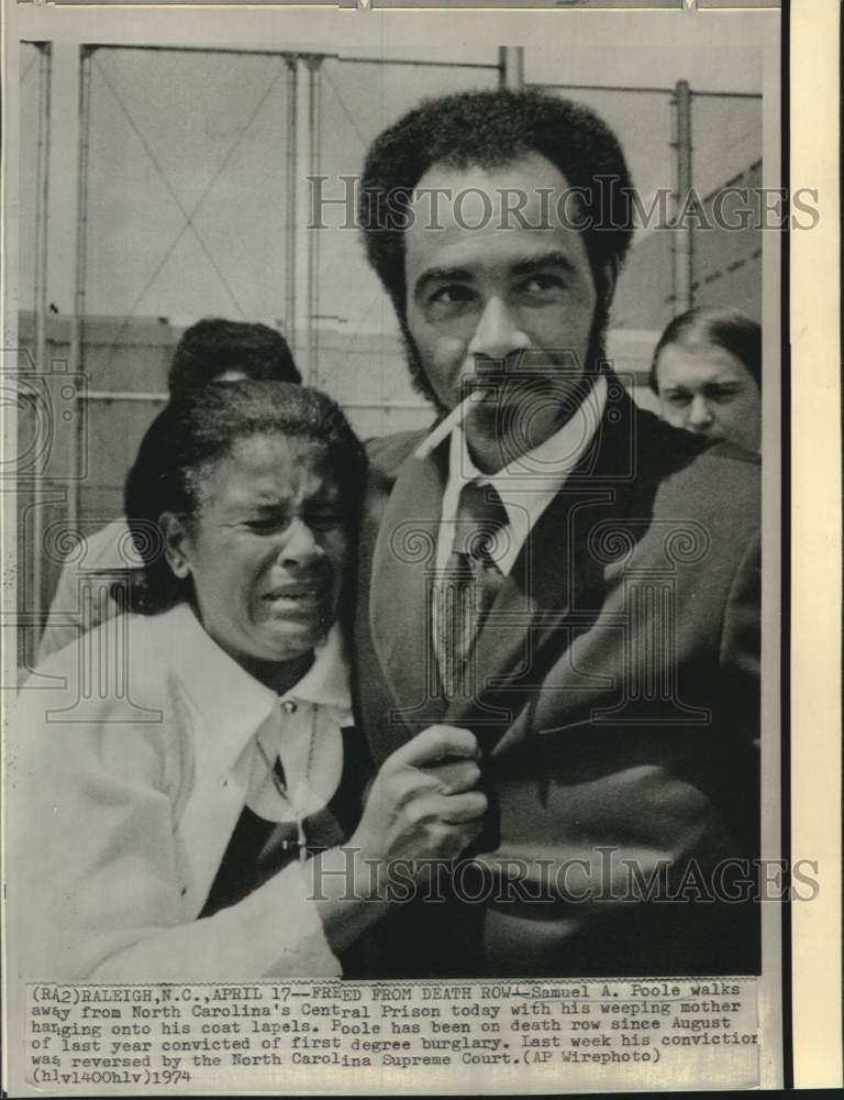 1974 Press Photo Samuel Poole with mother on release from NC Central Prison