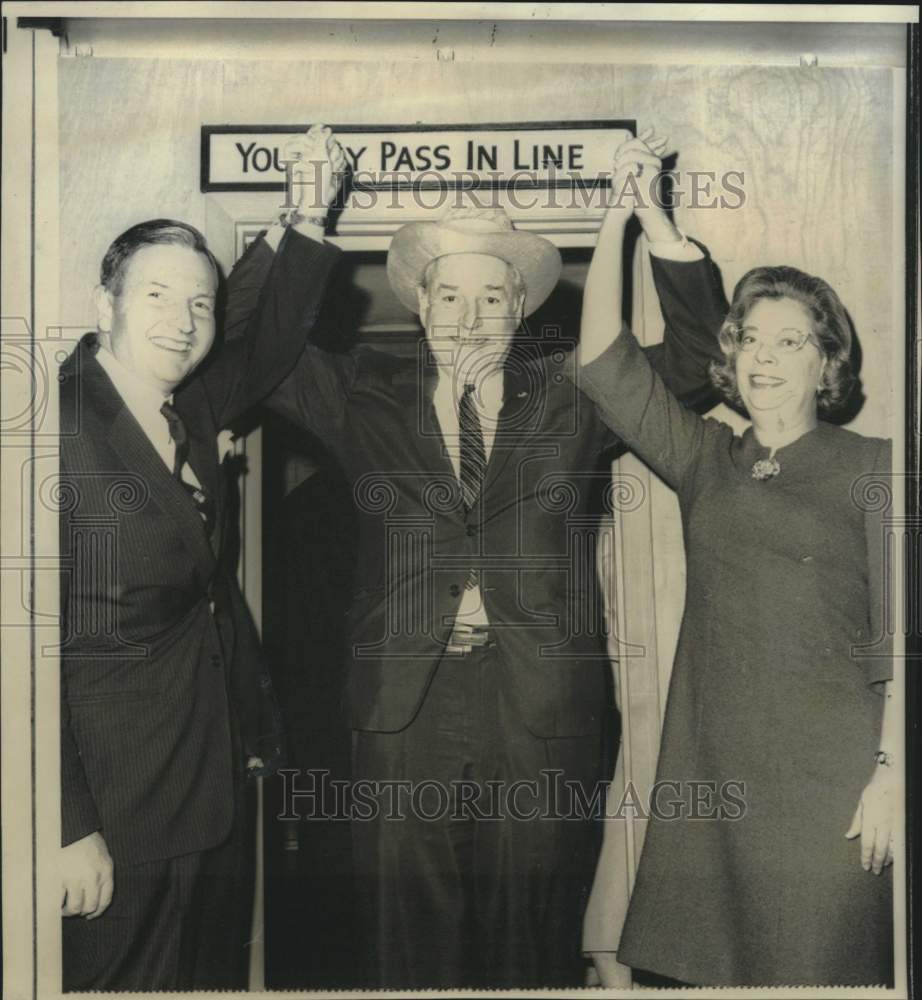 1966 Press Photo Winthrop Rockefeller, family hold arms up for campaign lead