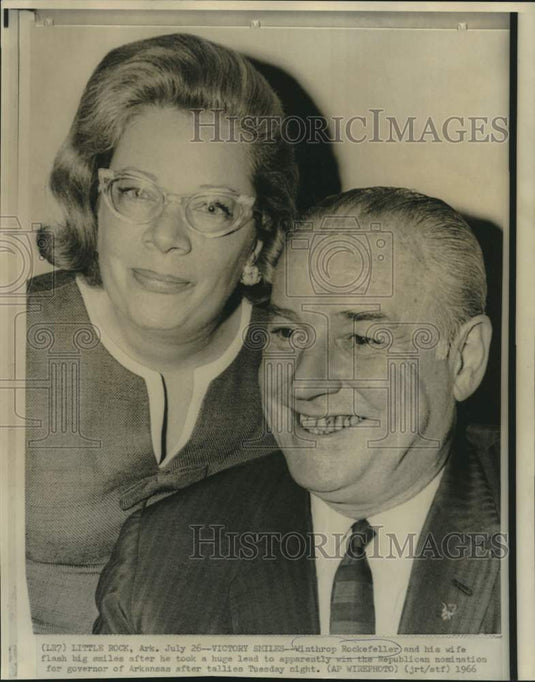 1966 Press Photo Winthrop Rockefeller and wife flash victory smiles in Arkansas