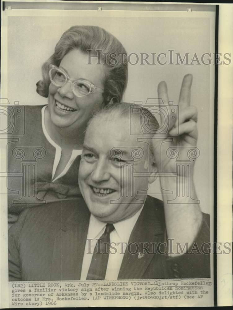Load image into Gallery viewer, 1966 Press Photo Winthrop Rockefeller, wife smile at landslide Arkansas victory
