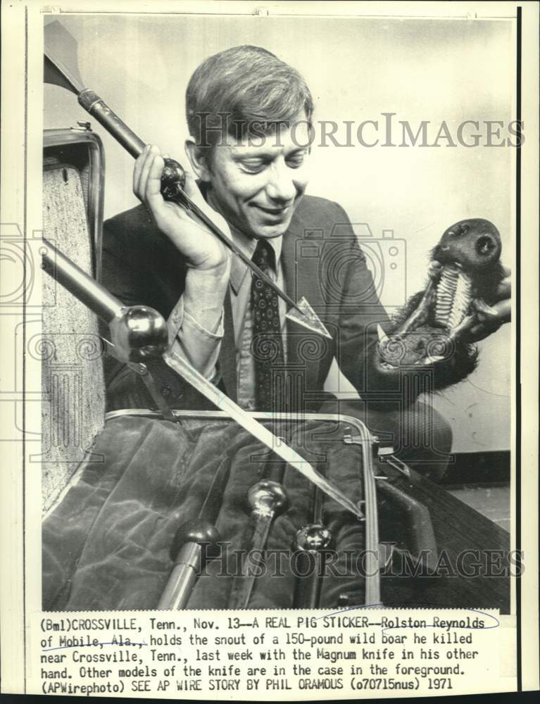 Load image into Gallery viewer, 1971 Press Photo Rolston Reynolds with Snout of Boar He Killed with Knife
