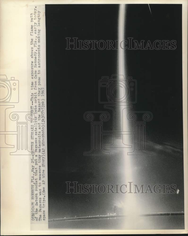 Load image into Gallery viewer, 1965 Press Photo Saturn rocket leaves flame path as it puts Pegasus into orbit
