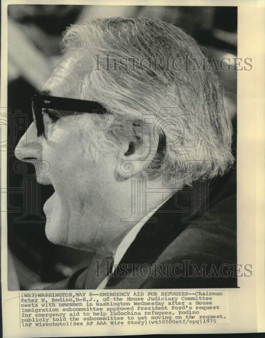 1975 Press Photo House Judiciary Chair Peter Rodino with newsmen in Washington