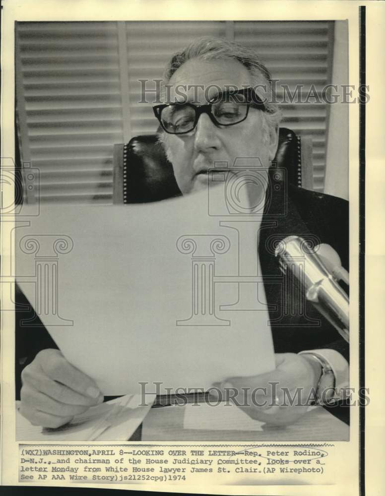 1974 Press Photo House Judiciary Rep Peter Rodino looks over White House letter