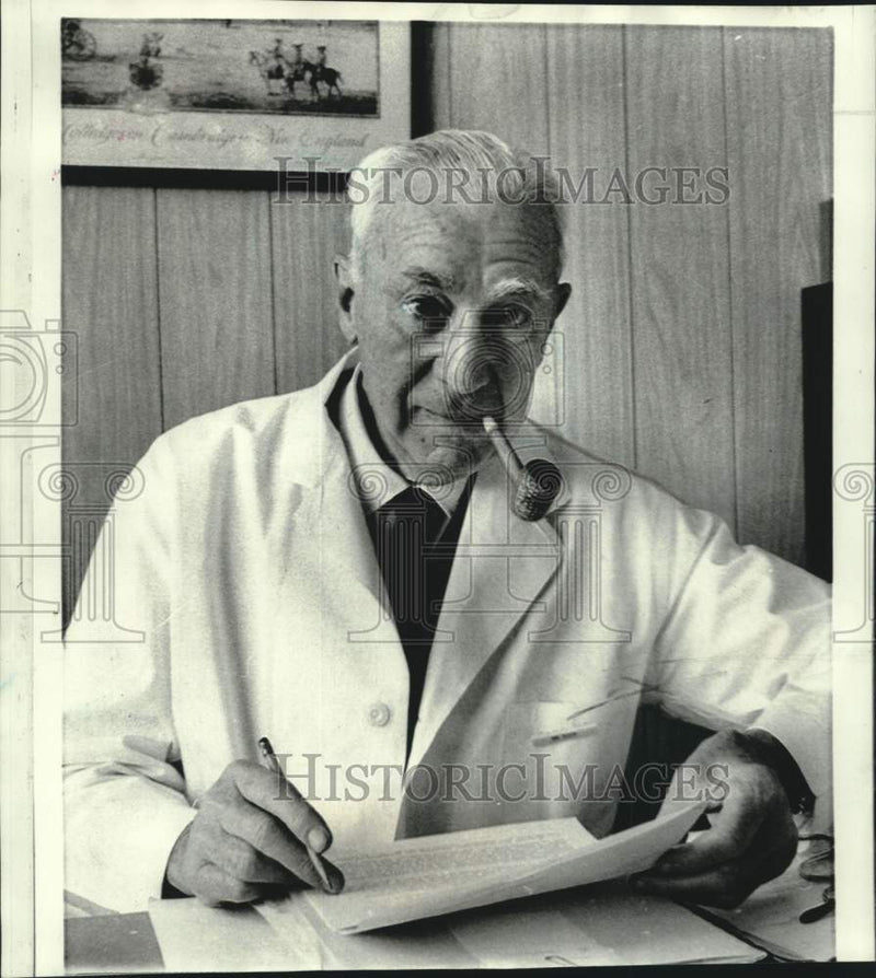 Load image into Gallery viewer, 1970 Press Photo Dr. John Rock, pill co-developer, minimizes danger - now36447
