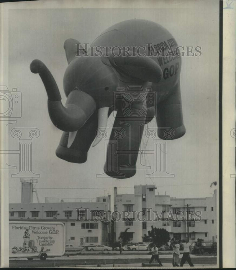 Load image into Gallery viewer, 1968 Press Photo Elephant balloon hauled down from GOP Convention headquarters
