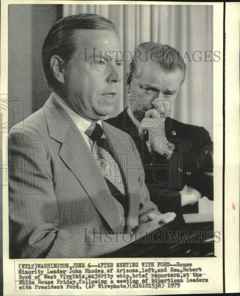 Load image into Gallery viewer, 1975 Press Photo John Rhodes &amp; Sen. Robert Byrd brief reporters at White House

