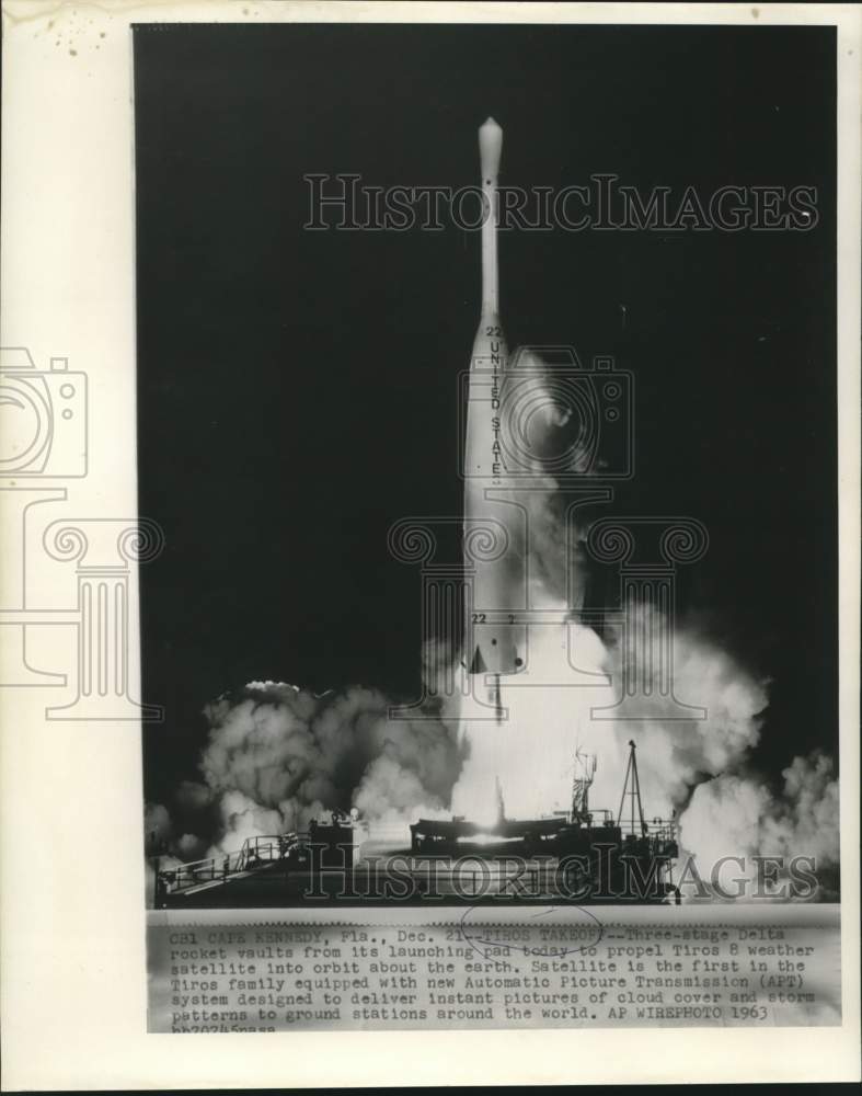 Load image into Gallery viewer, 1963 Press Photo Delta rocket propels Tiros 8 weather satellite into orbit
