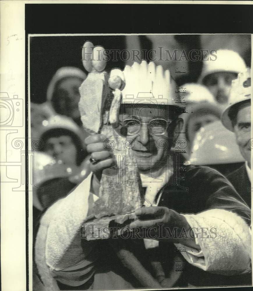 1972 Press Photo Pope Paul Vi holds a Madonna with Child made of stone, Italy