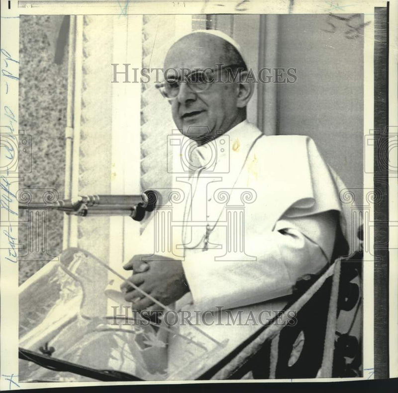 Load image into Gallery viewer, 1971 Press Photo Pope Paul VI speaks to a crowd from his Castel Gandolfo balcony
