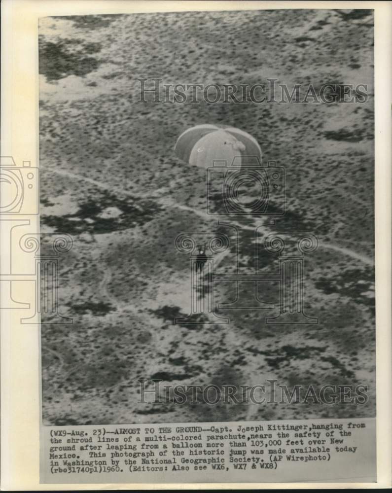 Load image into Gallery viewer, 1960 Press Photo Capt. Joseph Kittinger hangs from a parachute after jumping, NM
