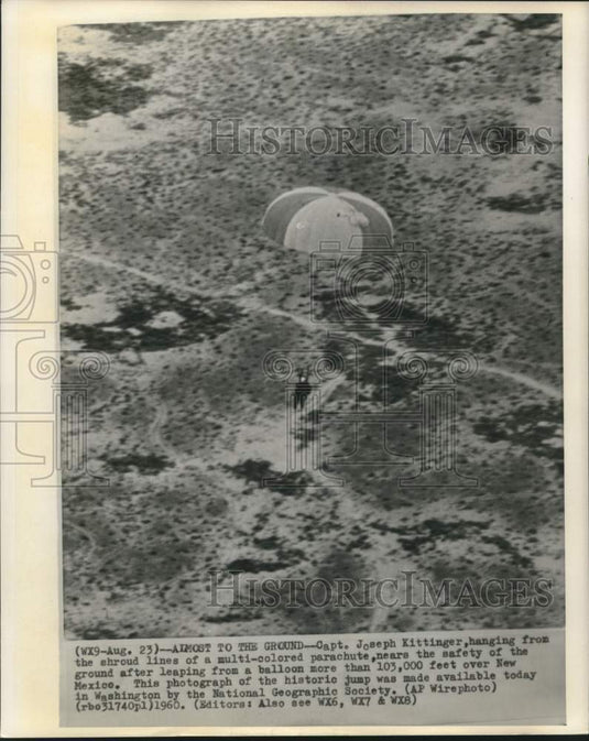 1960 Press Photo Capt. Joseph Kittinger hangs from a parachute after jumping, NM