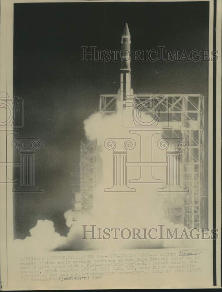 1967 Press Photo Titan 3 vaults into space with five-satellite payload