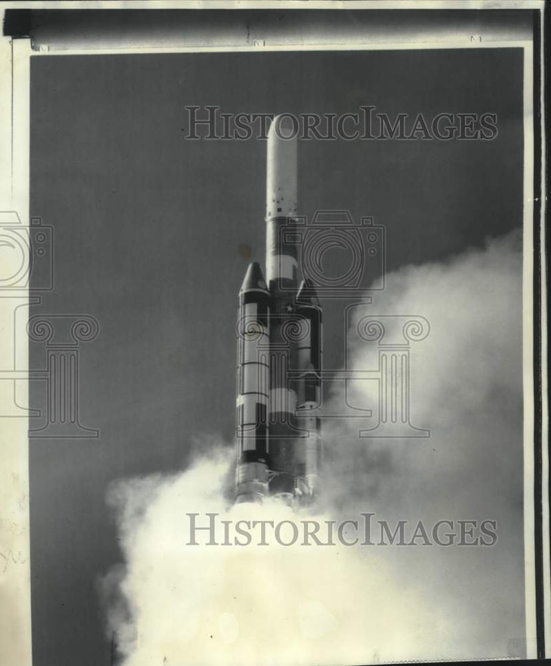 Load image into Gallery viewer, 1969 Press Photo Titan 3C blasts form Cape Kennedy, Florida - now36712
