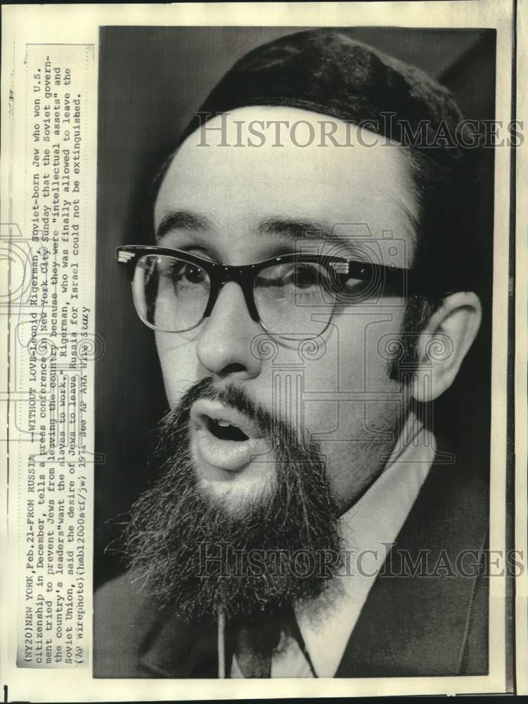 Load image into Gallery viewer, 1971 Press Photo Soviet-born Jew Leonid Rigerman speaks to the press, New York
