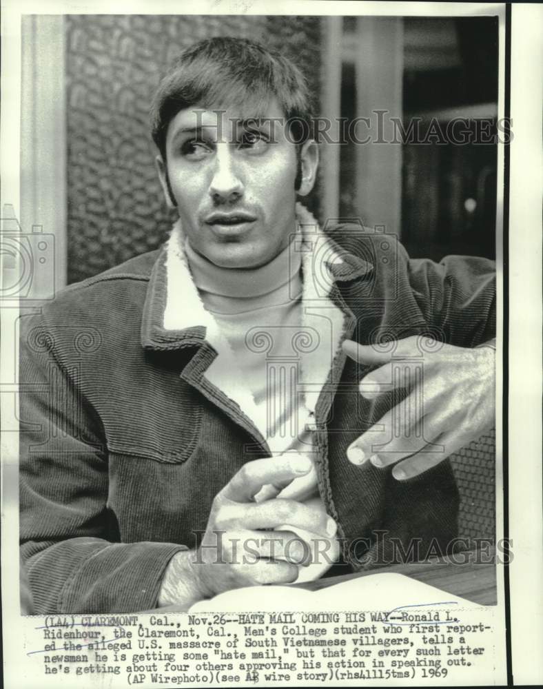 Load image into Gallery viewer, 1969 Press Photo Ronald Ridenhour tells California newsman about his "hate mail"
