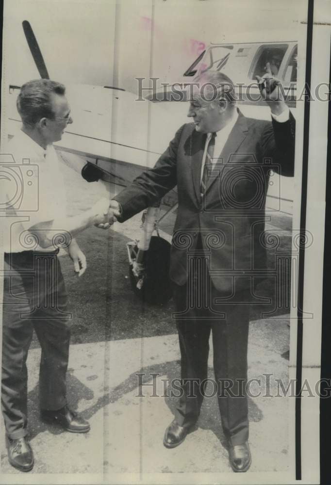 1967 Press Photo Governor Winthrop Rockefeller shakes friend&#39;s hand in Memphis