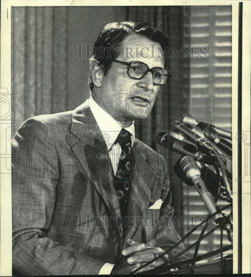 Load image into Gallery viewer, 1972 Press Photo HEW Secretary Elliot Richardson at Washington news conference
