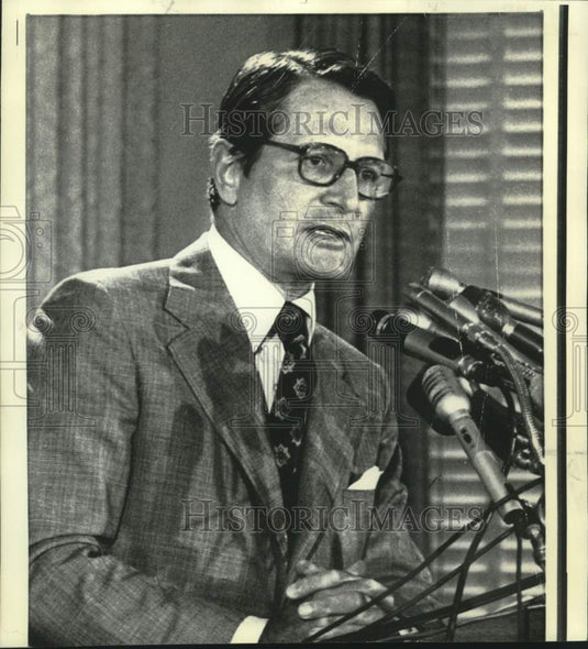 1972 Press Photo HEW Secretary Elliot Richardson at Washington news conference