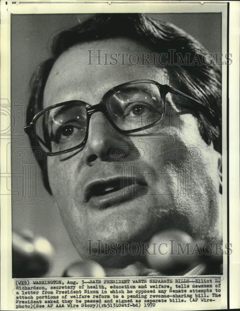 1972 Press Photo HEW Secretary Elliott Richardson talks to newsmen in Washington