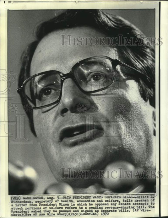 1972 Press Photo HEW Secretary Elliott Richardson talks to newsmen in Washington