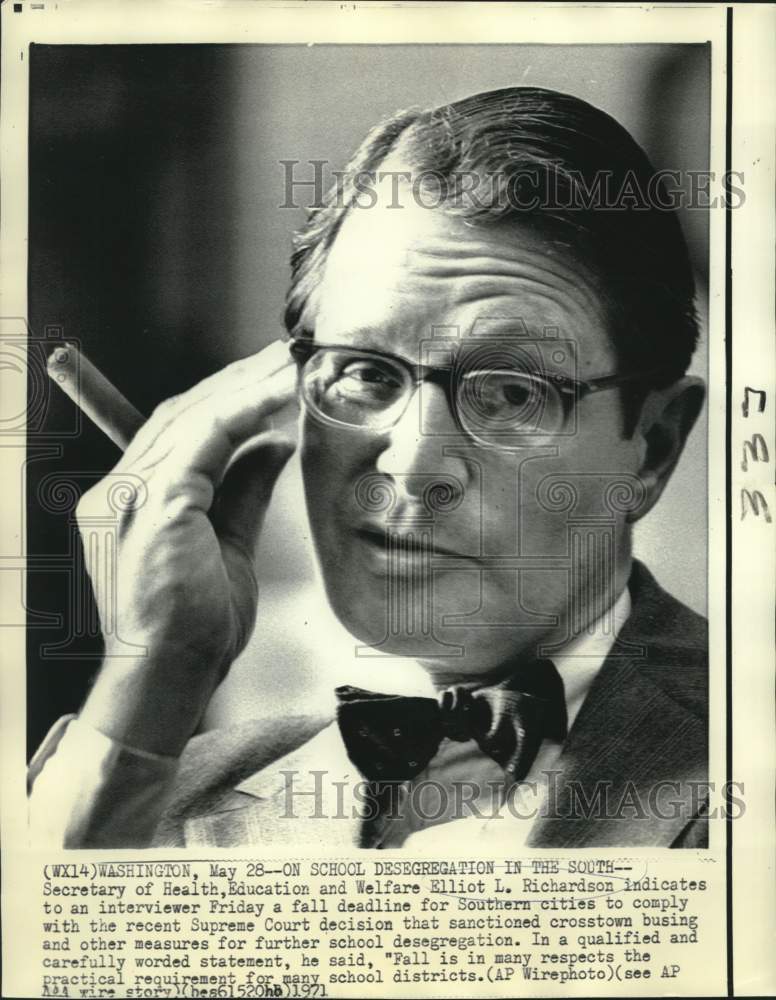 Load image into Gallery viewer, 1971 Press Photo HEW Secretary Elliot Richardson interviewed in Washington
