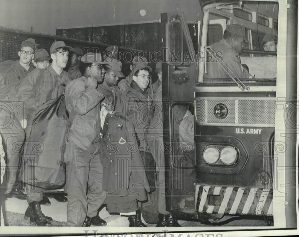 1970 Press Photo Fort Dix, NJ soldiers leave for New York City to move the mail