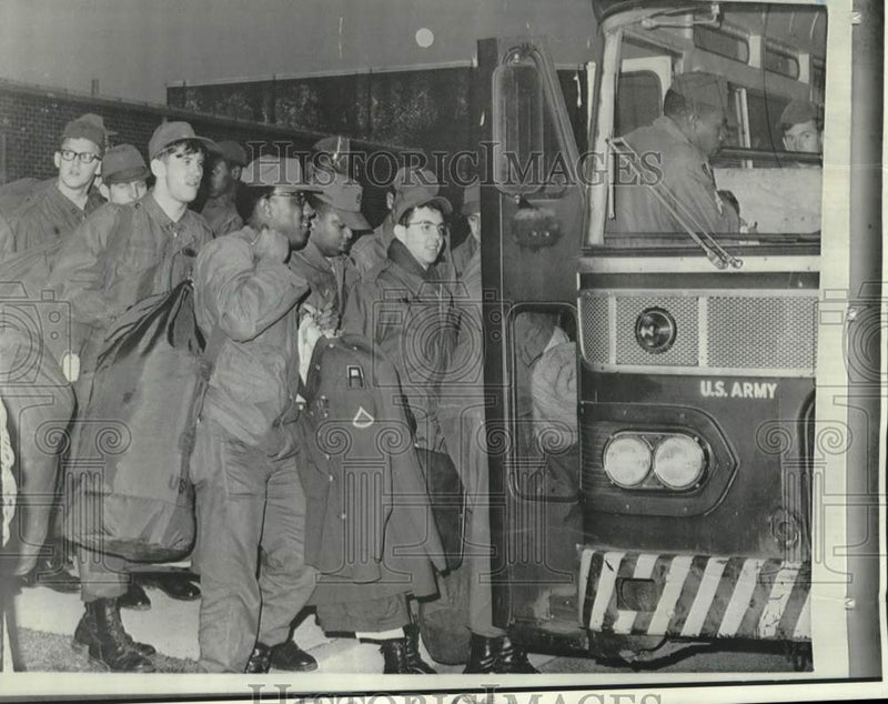 Load image into Gallery viewer, 1970 Press Photo Fort Dix, NJ soldiers leave for New York City to move the mail
