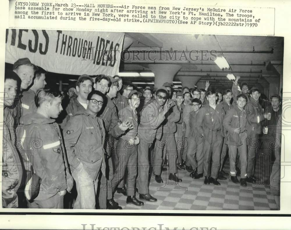 1970 Press Photo New Jersey's McGuire AFB men arrive to work accumulated mail