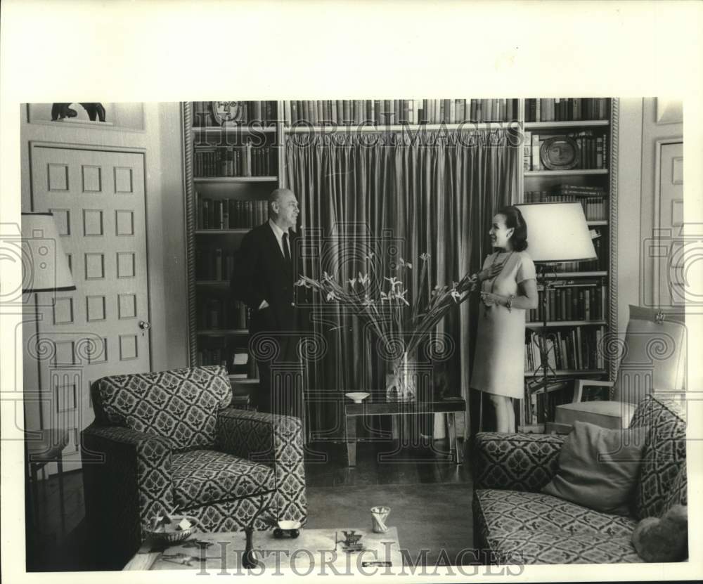 1970 Press Photo Dolores and Lew Riley&#39;s library-den filled with art - now36848
