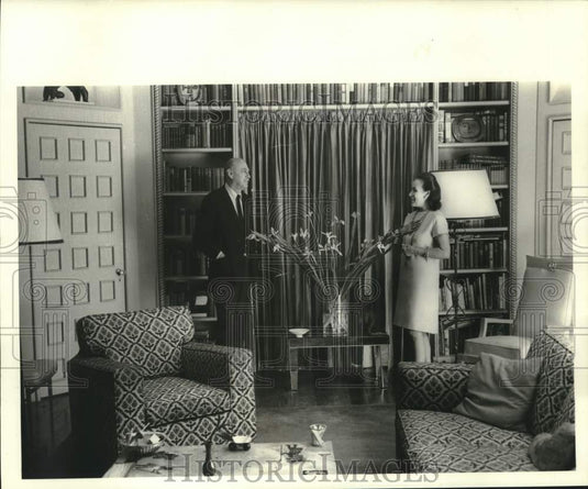 1970 Press Photo Dolores and Lew Riley's library-den filled with art - now36848