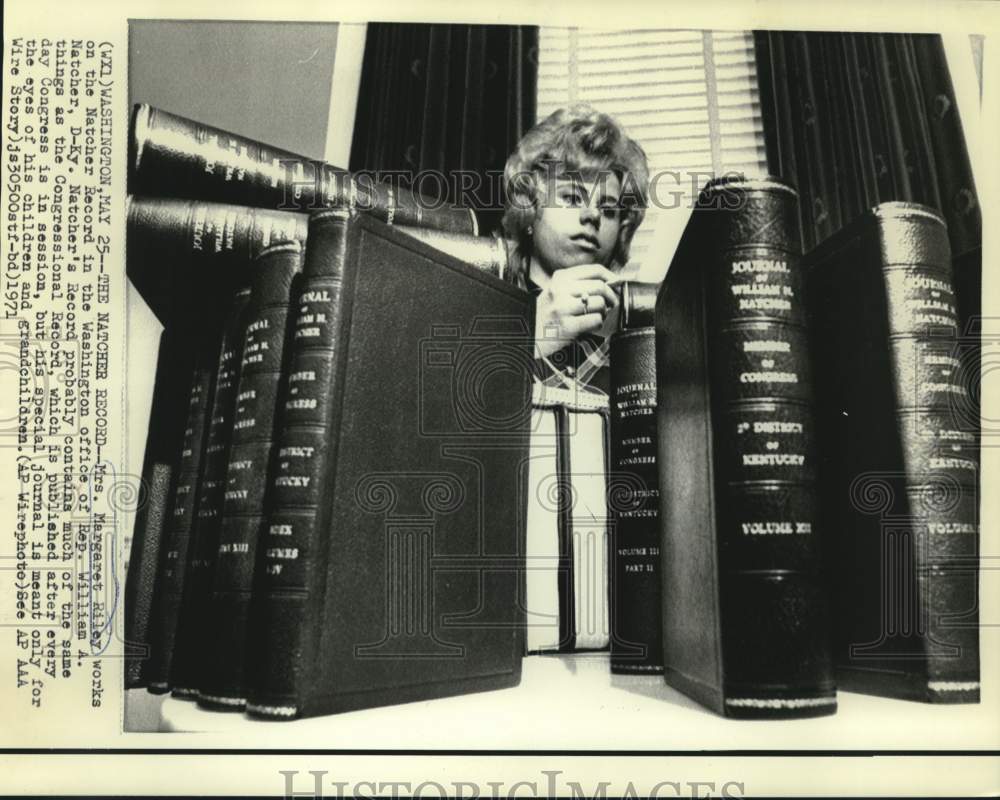 1971 Press Photo Margaret Riley works on Representative Wm. Natcher&#39;s Journals