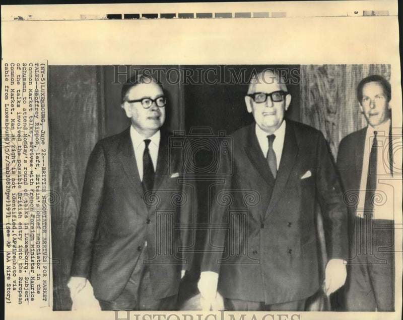 Load image into Gallery viewer, 1971 Press Photo Geoffrey Rippon and Schumann arrive for Common Market talks
