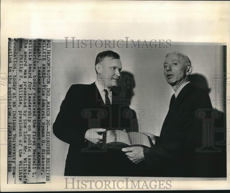 Load image into Gallery viewer, 1960 Press Photo Admiral Hyman Rickover presents Willkie Award by Philip Willkie
