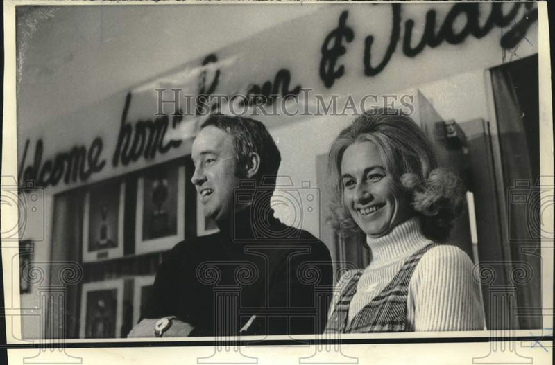 Load image into Gallery viewer, 1974 Press Photo Georgia Tech football coach Pepper Rodgers and wife with press
