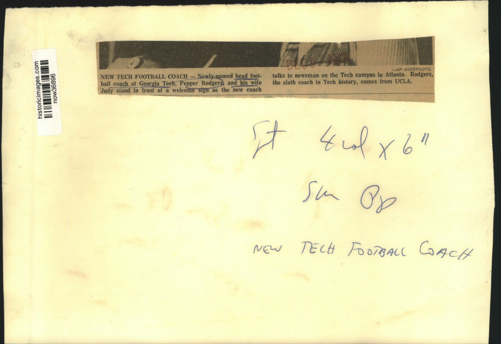 1974 Press Photo Georgia Tech football coach Pepper Rodgers and wife with press