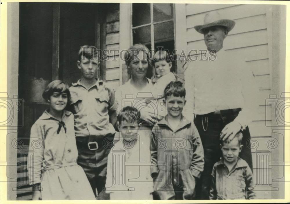 1992 Press Photo Tom &quot;Pinkie&quot; Roden poses with parents and siblings. - now36897