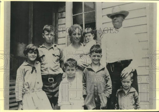 1992 Press Photo Tom "Pinkie" Roden poses with parents and siblings. - now36897