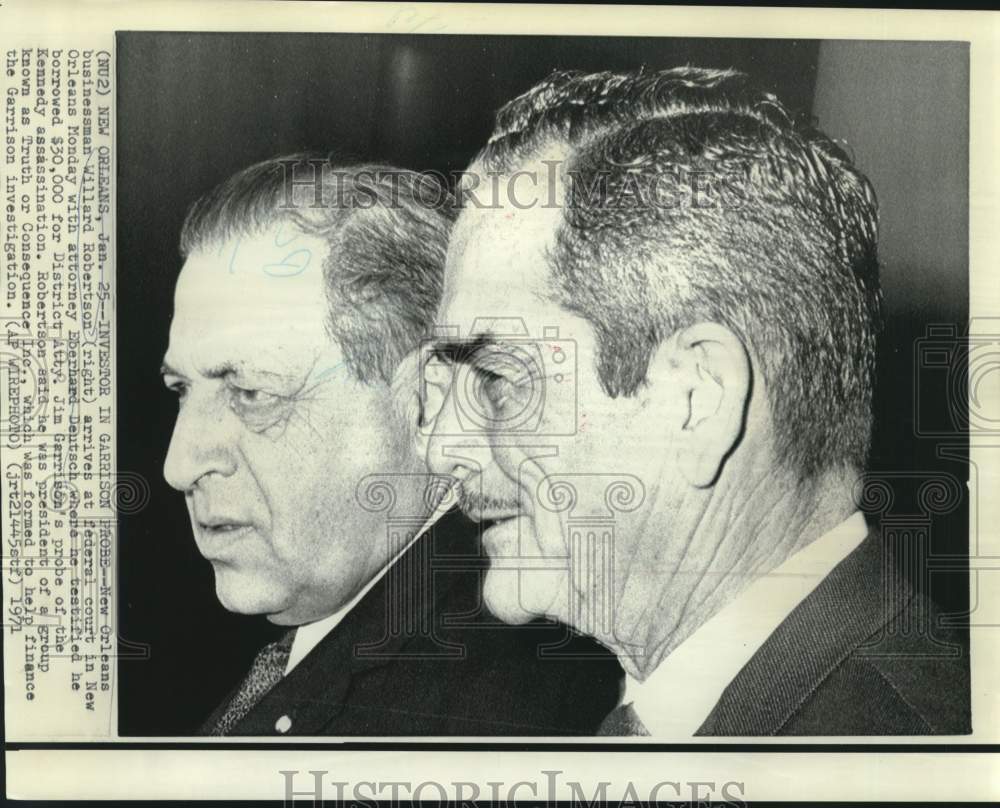 1971 Press Photo Willard Robertson and attorney arrive at New Orleans court