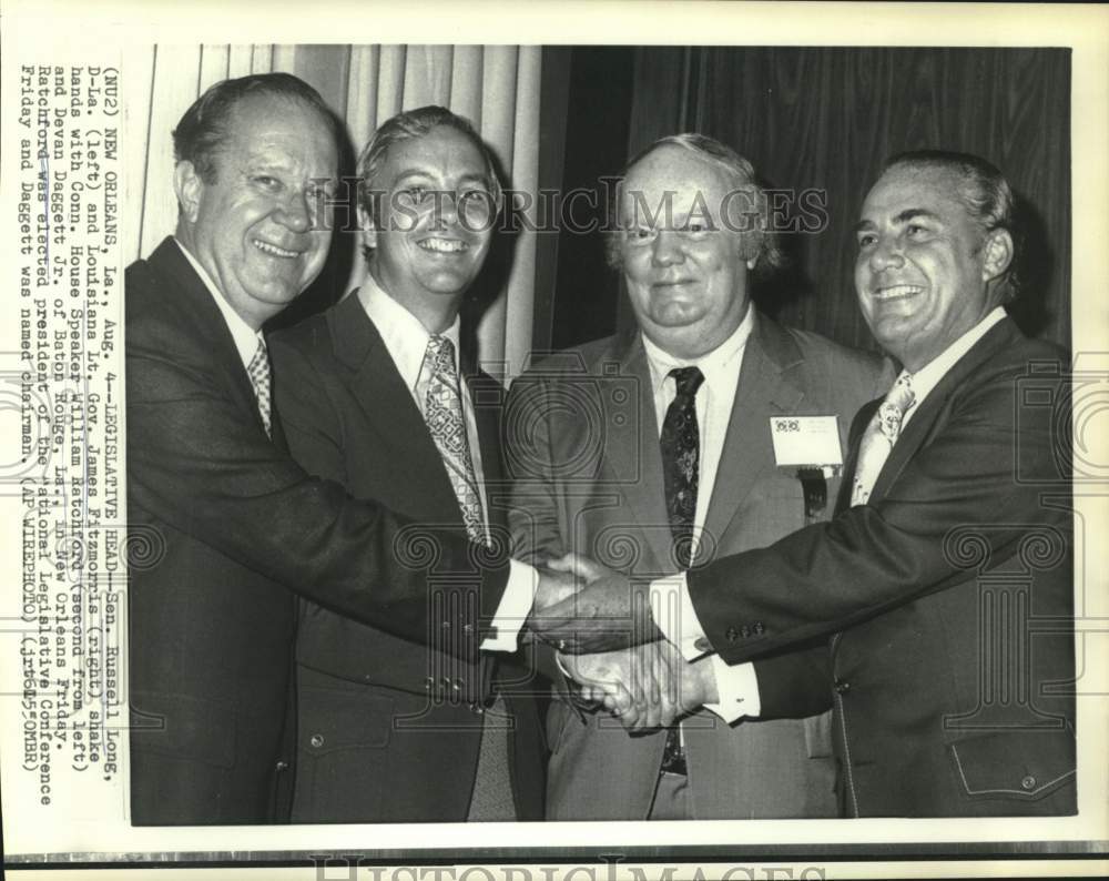 1972 Press Photo Louisiana governor shakes with legislative leaders, New Orleans