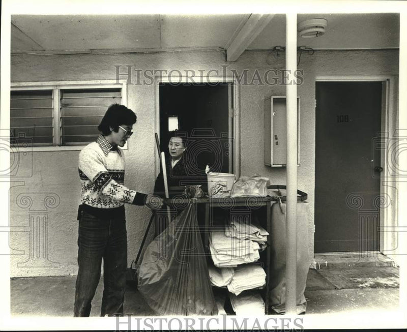 Load image into Gallery viewer, 1980 Press Photo Rainbow Inn, 4307 Airline, housekeepers - now36916
