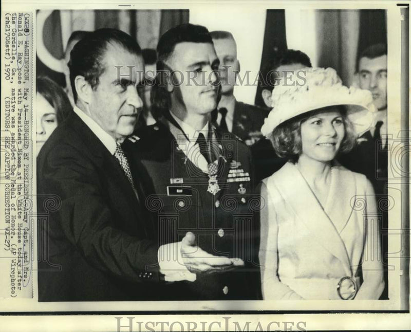 Load image into Gallery viewer, 1970 Press Photo Captain and Mrs. Ronald Ray with Nixon at Medal of Honor awards
