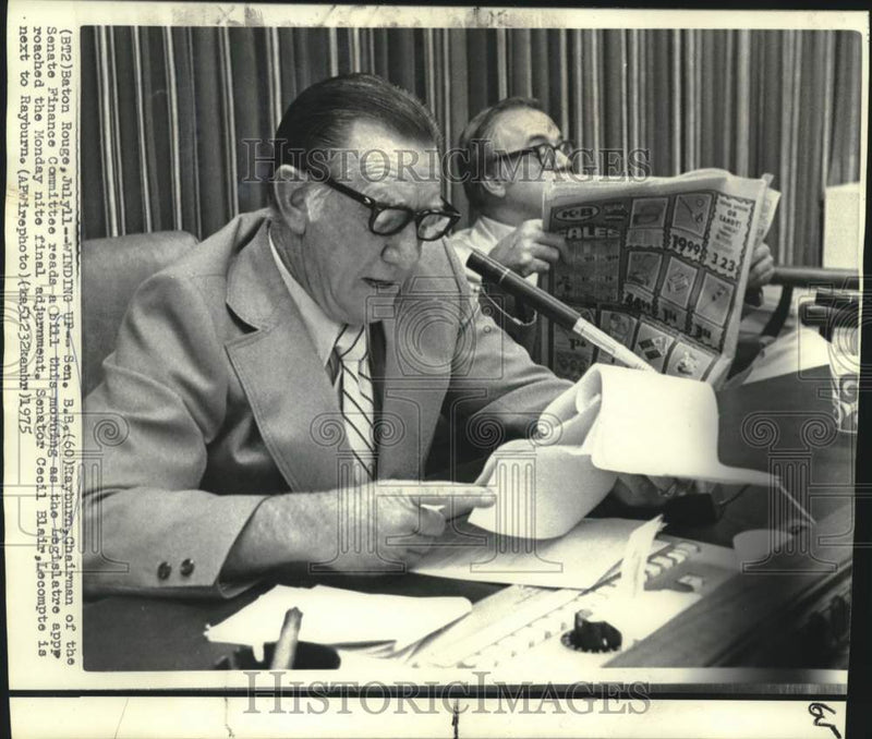 Load image into Gallery viewer, 1975 Press Photo Senators B.B. Rayburn and Cecil Blair read a bill in Louisiana
