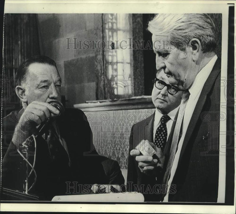 Load image into Gallery viewer, 1970 Press Photo Louisiana State Senator B.B. Rayburn Discusses Gambling
