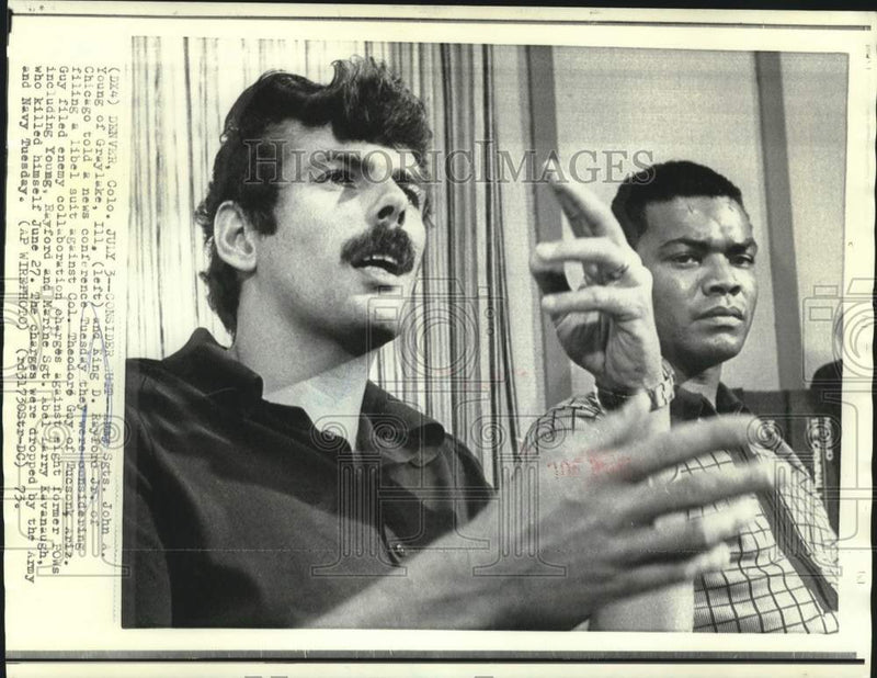Load image into Gallery viewer, 1973 Press Photo Former POW's John Young, King Rayford Consider Libel Lawsuit
