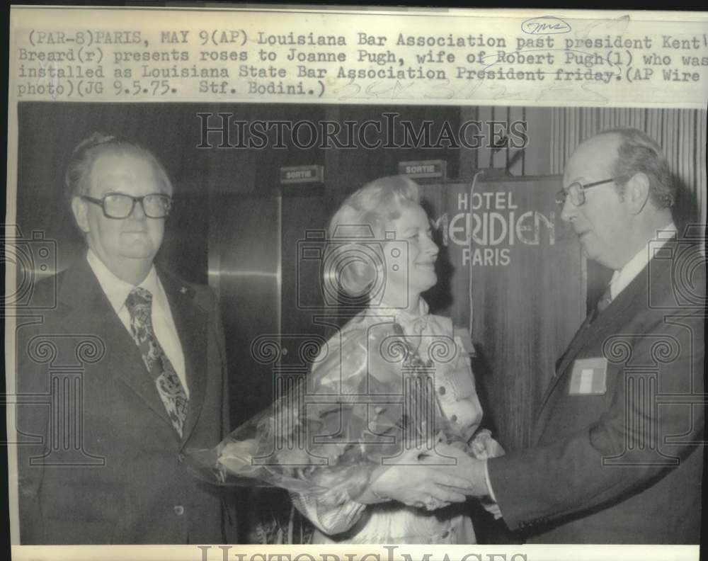 1975 Press Photo Kent Breard presents roses to Joanne Pugh as husband watches