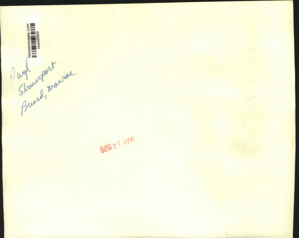 1975 Press Photo Kent Breard presents roses to Joanne Pugh as husband watches