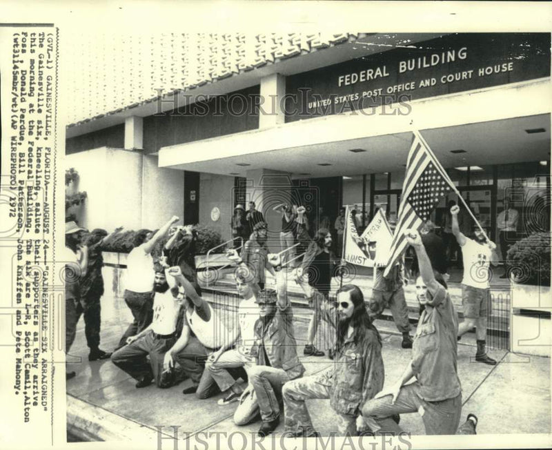 Load image into Gallery viewer, 1972 Press Photo Gainesville Six arraigned at Florida Federal Building
